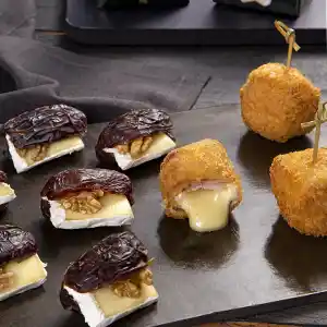 BRIE COM TÂMARA E NOZES & CAMEMBERT EMPANADO COM BACON